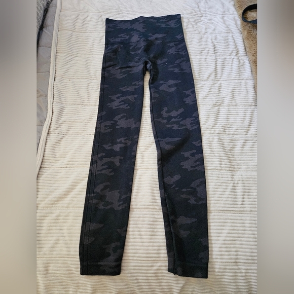 SPANX Women's Camouflage Black/Gray Leggings Size S - Picture 6 of 6